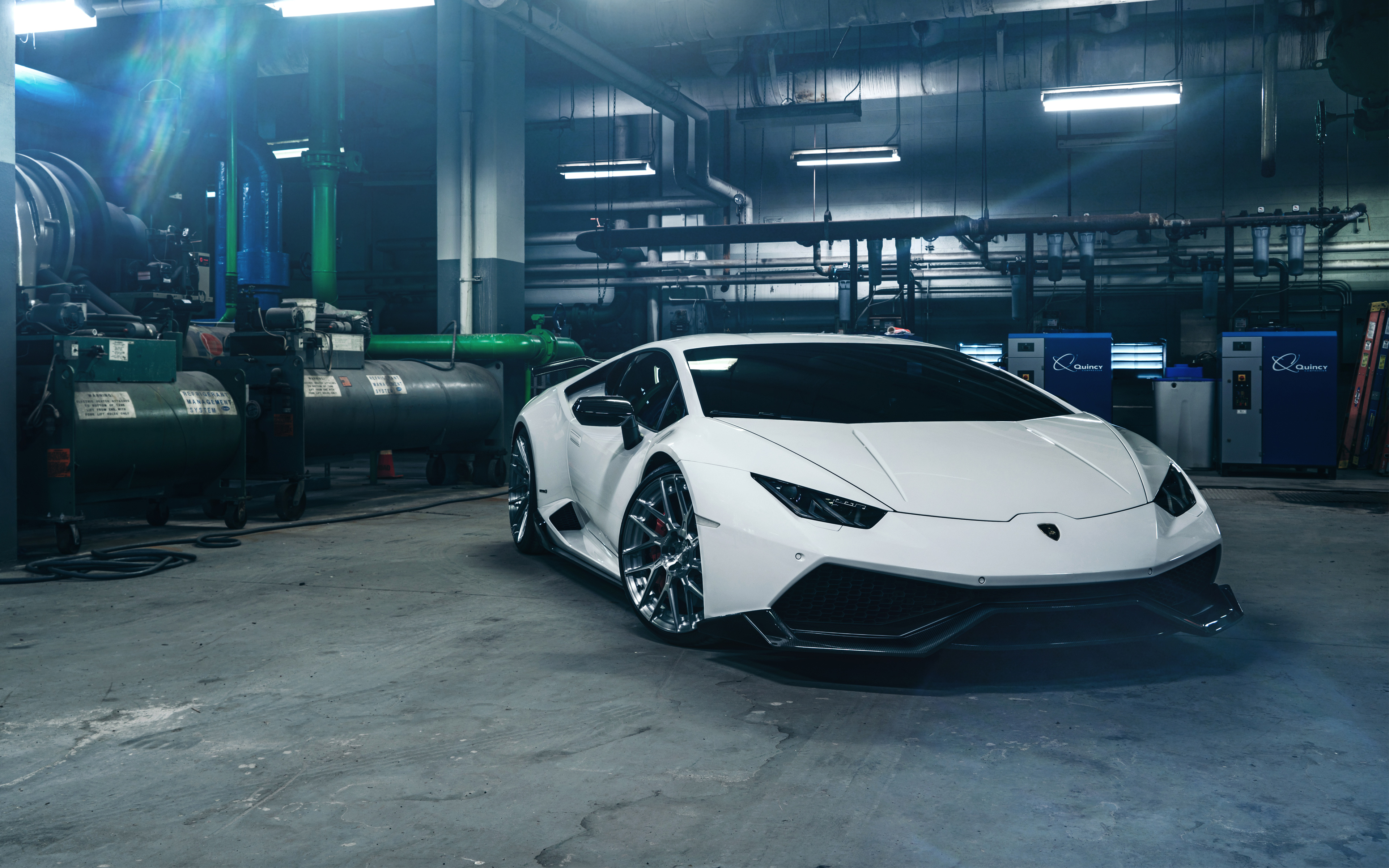 White Lamborghini Huracan 5K7441913442